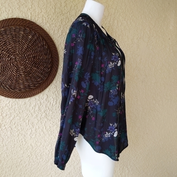 Torrid dark floral crepe tie‎ neck top - Picture 5 of 6